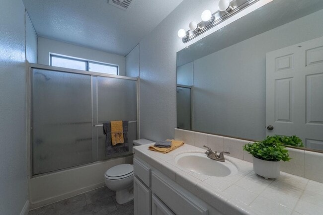 Building Photo - 3 bedroom minutes from shopping & freeway access!