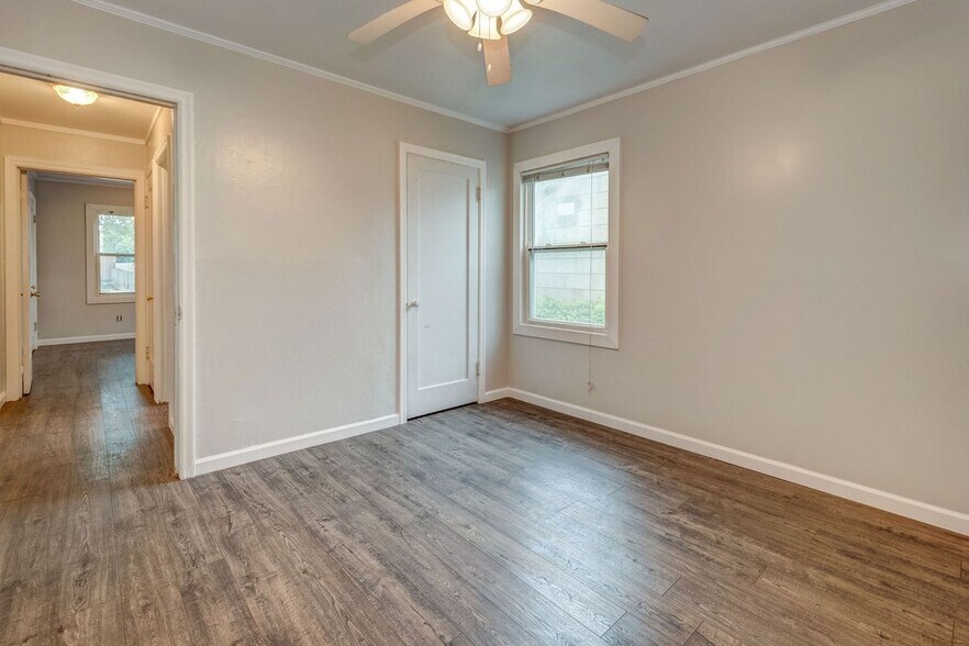 Building Photo - 566 Russell St