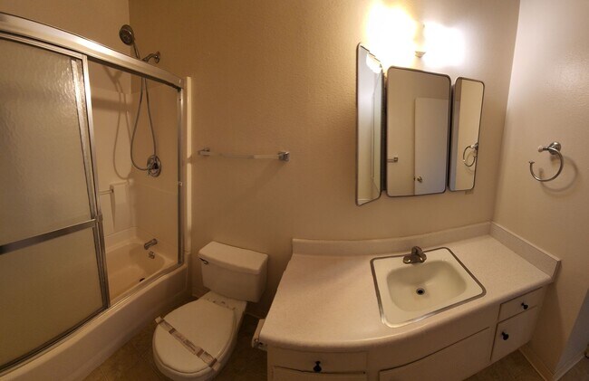 Building Photo - 4 bed 2 bath spacious home with 2 car garage in SLO!