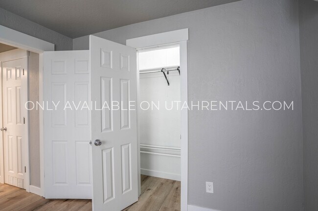 Building Photo - 80 N Merchant St