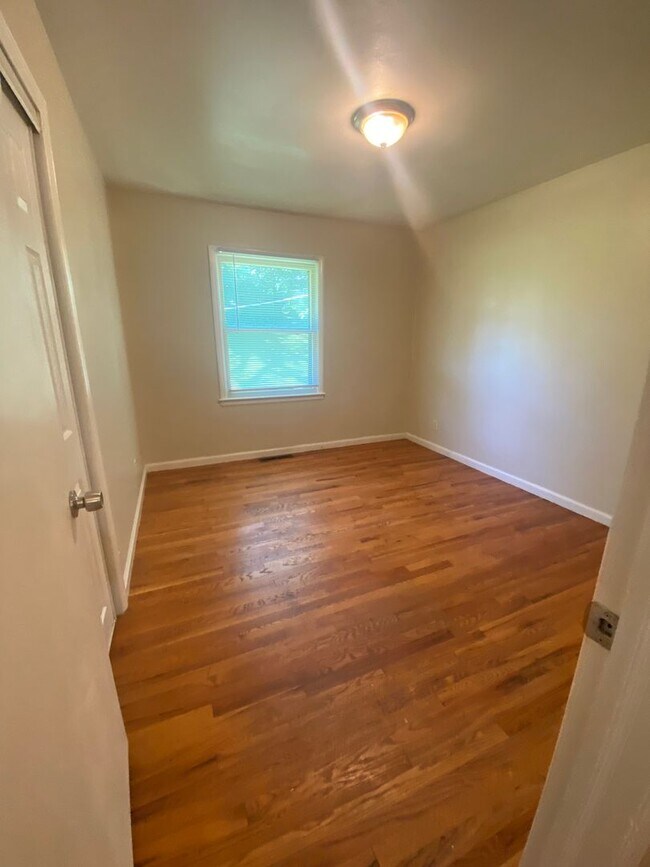 Building Photo - Spacious 3 bedroom house