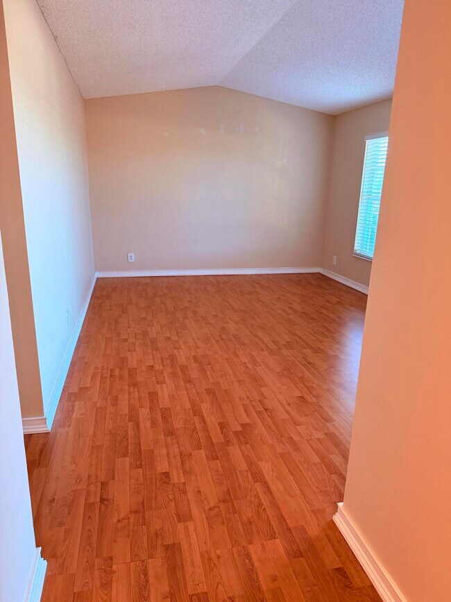 Building Photo - 1040 Lake Shore Dr