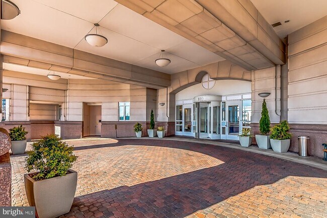 Building Photo - 100 Harborview Dr