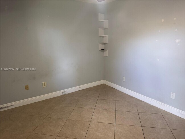 Building Photo - 7105 SW 127th Ct