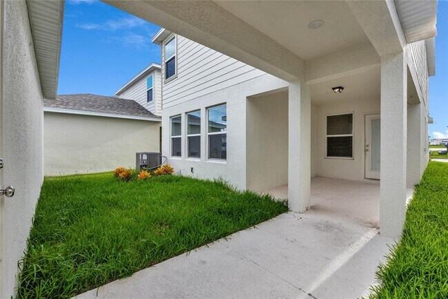 Building Photo - 1917 Summer Serenity Dr
