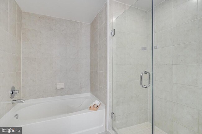 Building Photo - 5750 Bou Ave