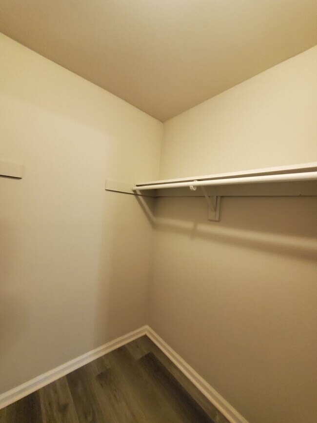 Building Photo - Welcome home to this inviting 2-bedroom, 1-bath condo in the desirable Norgate Manor