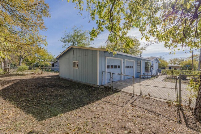 Building Photo - 875 Plainview Dr