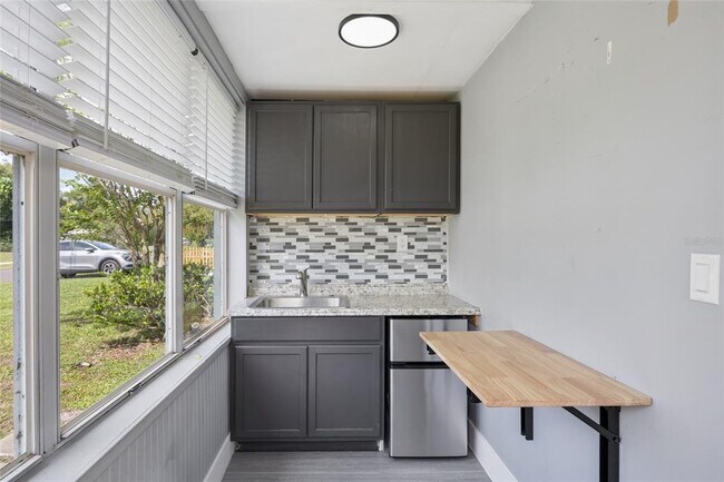 Building Photo - 6036 Dogwood Dr