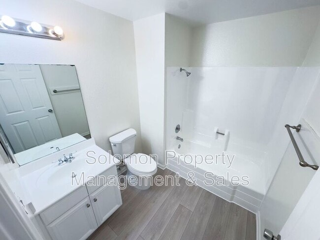 Building Photo - 2094 E Grand Ave