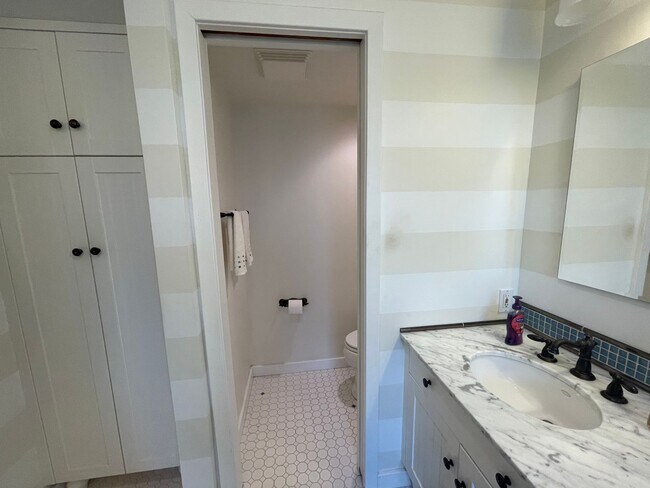 Building Photo - 3-bed, 2-bath GIANT townhouse + GARAGE, BA...