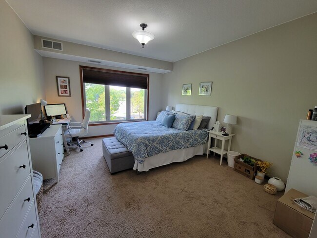 Building Photo - Spacious 2 Br/2Ba Condo w/1500 sq ft in Heart of St Louis Park! 2 Heated parking spots included!