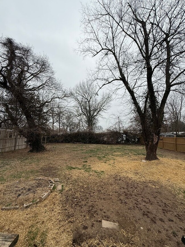 Building Photo - Spacious 3 Bedroom 2 Bathroom Home Available NOW!