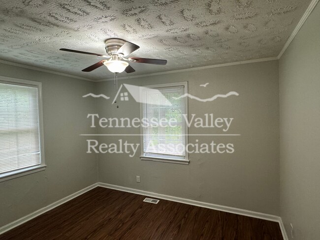 Building Photo - UPDATED 2 BED/1 BATH with carport right ne...