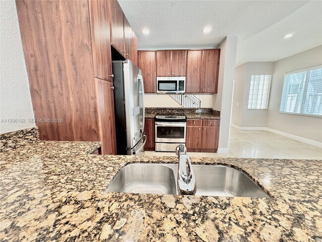 Building Photo - 504 SW 4th Ave