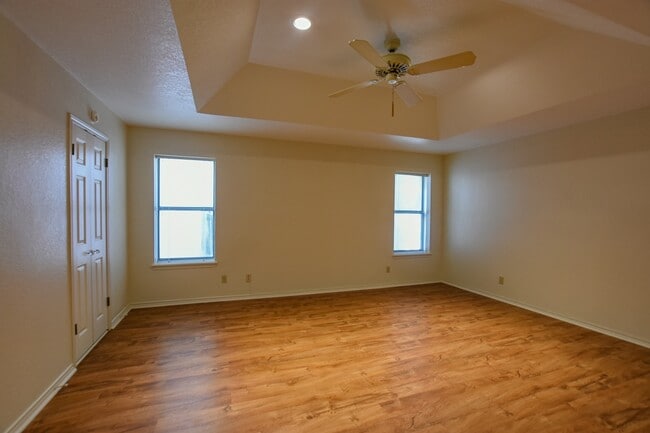 Building Photo - On Golf Course Townhome