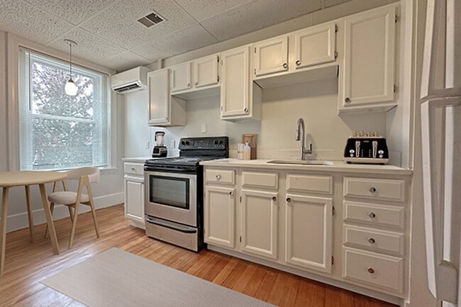 Building Photo - 7/1 Sunny, spacious 1BR in downtown Beverl...