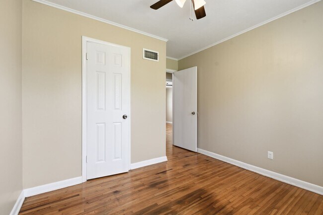 Building Photo - Charming 3 Bedroom 1 Bath near Route 66!