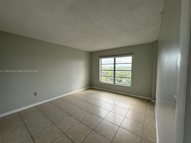 Building Photo - 4174 Inverrary Dr