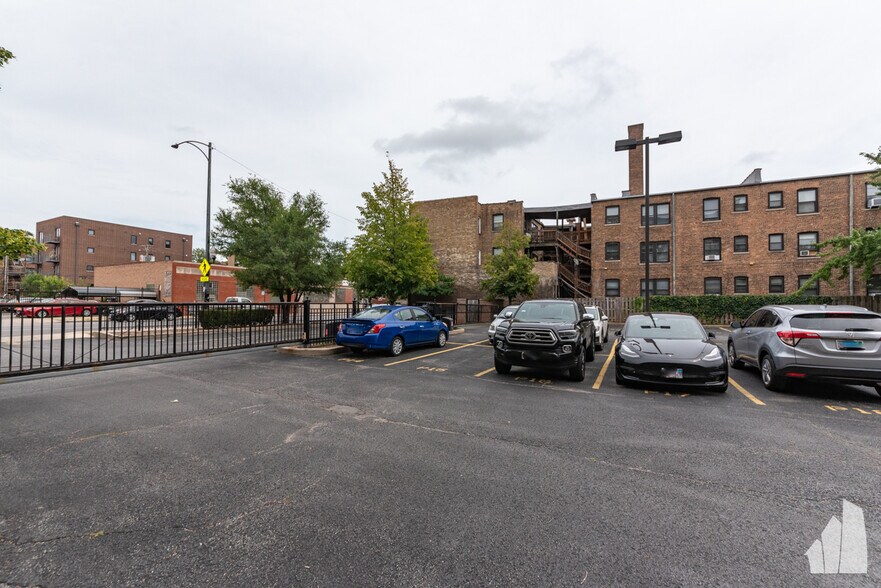 Building Photo - 4131 W Belmont Ave