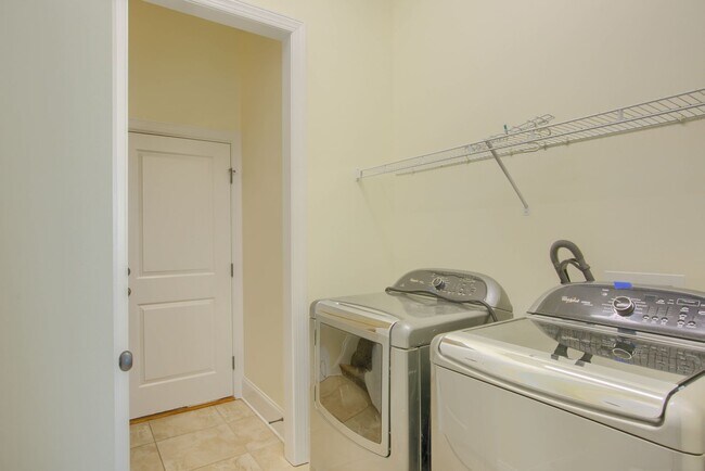 Building Photo - Fresh Paint, New Carpet & Custom Finishes in North Shore Country Club