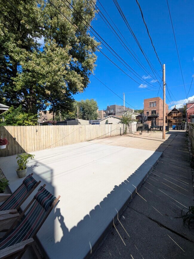 Building Photo - 1833 N Sawyer Ave