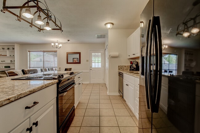 Building Photo - 565 Bell Dr