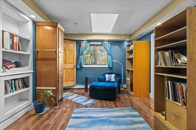 Building Photo - Well-Cared for historic beauty in private setting tucked in the Hill Section