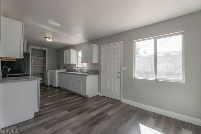 Building Photo - 1501 N Tonopah Dr