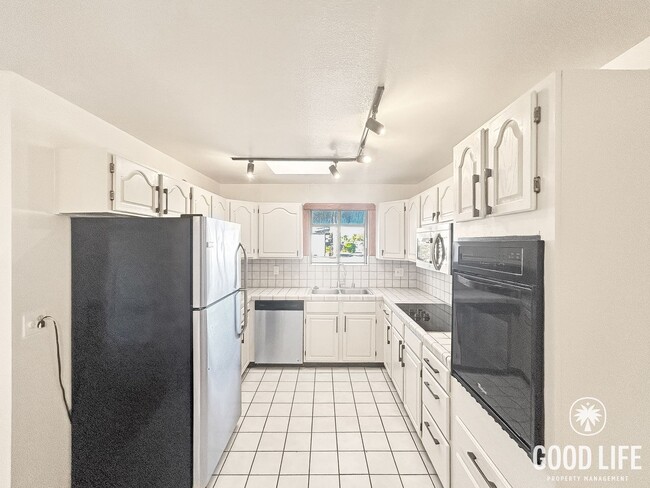 Building Photo - Beautiful 3B/2BA w/ Large Yard, 2 Car Garage & RV Parking!