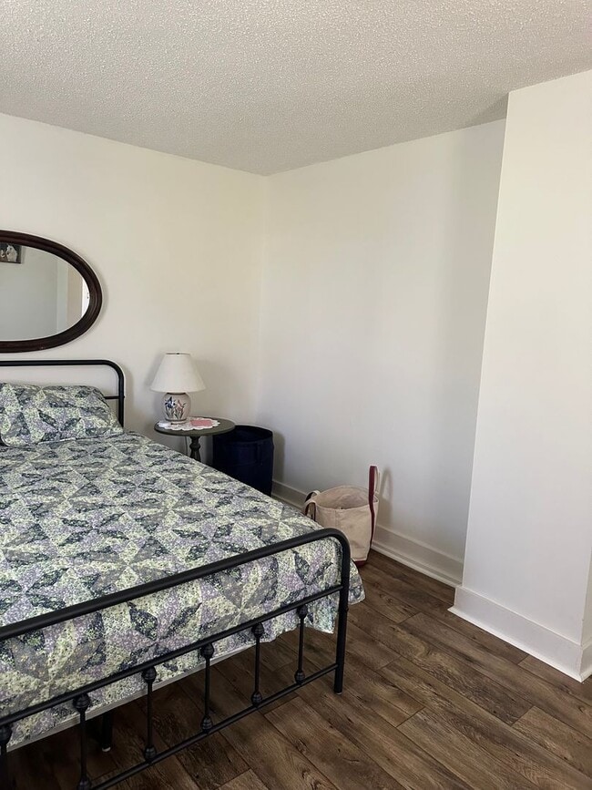 Building Photo - 4 Bedroom, 2 Bath farm house out in the Co...