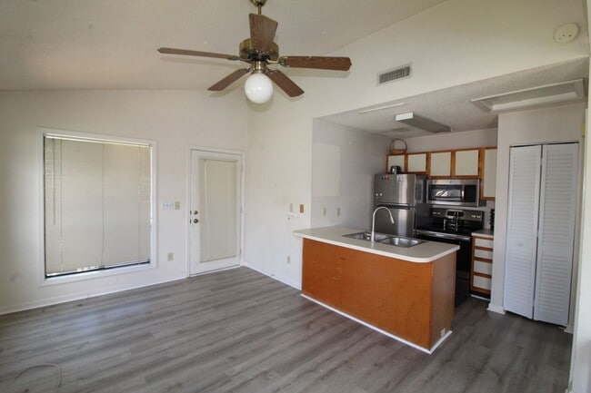 Building Photo - 1BR/1BA Top Floor Condo – Island Green (Tr...