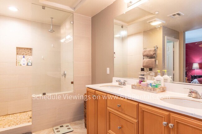 Building Photo - Beautiful 3 Bedroom, 2 Bath Townhouse with 2 car garage