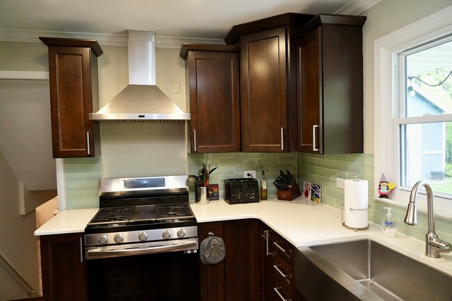 Building Photo - 211 Sandalwood Dr