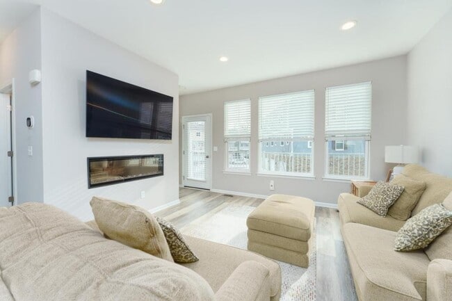 Building Photo - 645 Jenny Wy