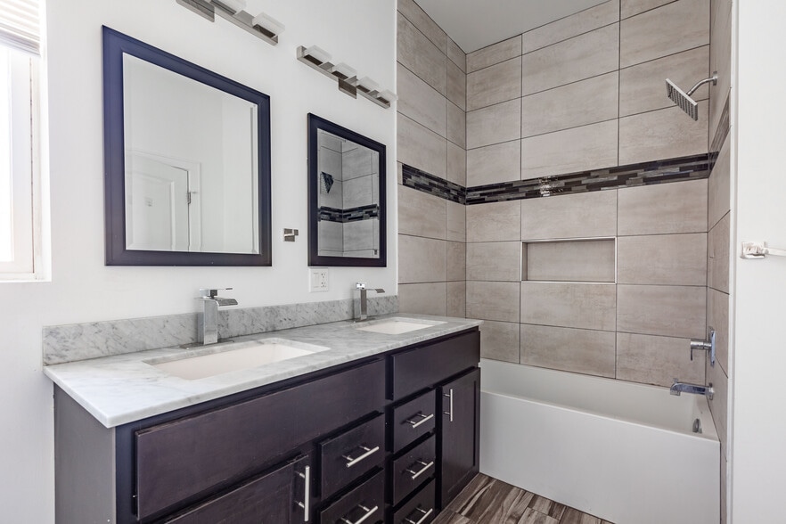 Building Photo - 4736 W Armitage Ave