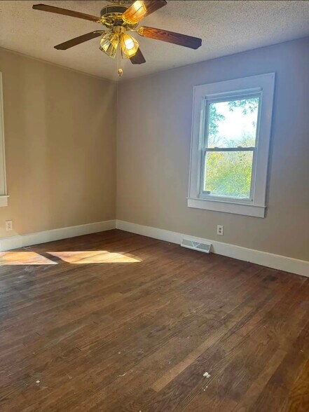 Building Photo - 305 Smith St