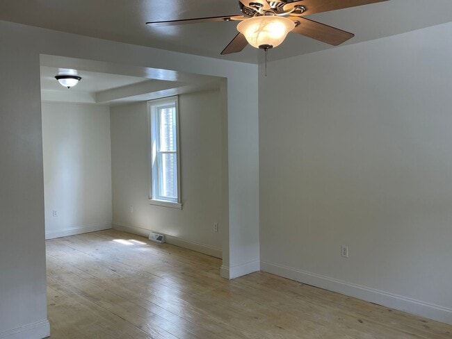 Building Photo - Charming & Well-Maintained 2-Bedroom, 1.5-...