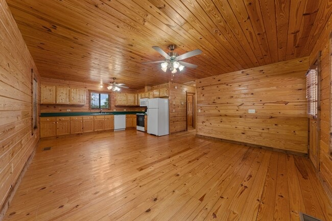 Building Photo - Hill Country Retreat