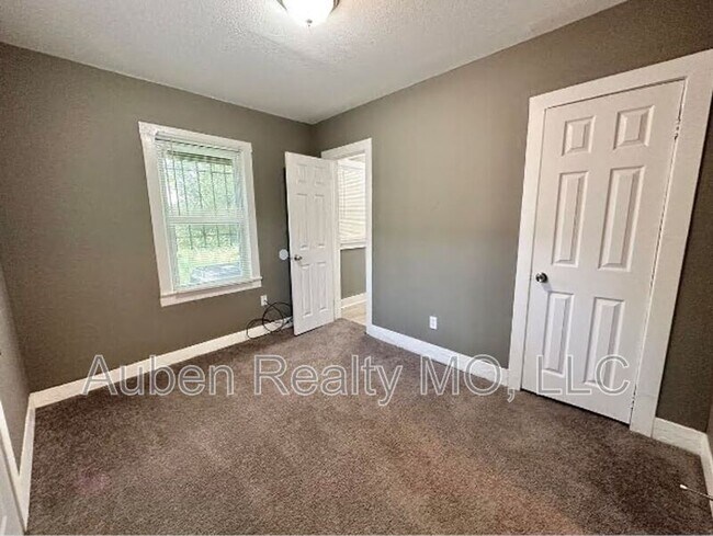 Building Photo - 2905 E 61st St