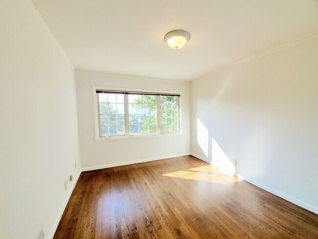 Building Photo - 2745 Summit Dr