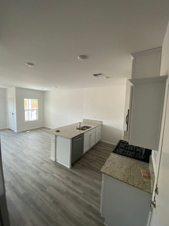 Building Photo - 532 Autumn Breeze Cir