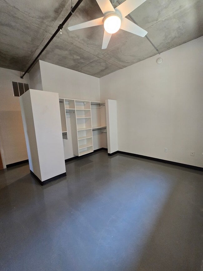 Building Photo - Beautiful 2BR , 2BA 2nd floor loft in East...