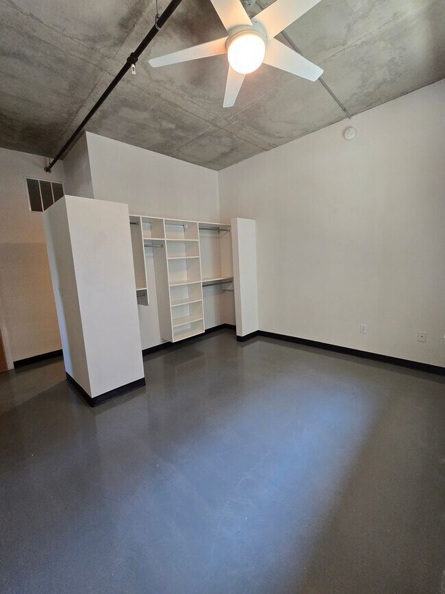 Building Photo - Luxurious 2BR , 2BA 2nd floor loft in East Downtown Area- aprox 1650 sq ft