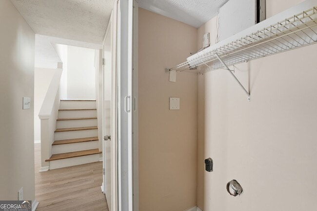 Building Photo - 293 Country Club Dr