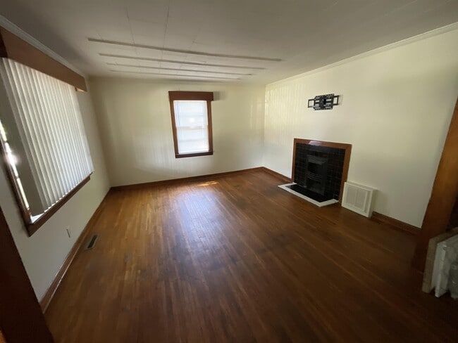 Building Photo - 28 St Mary Ave NW