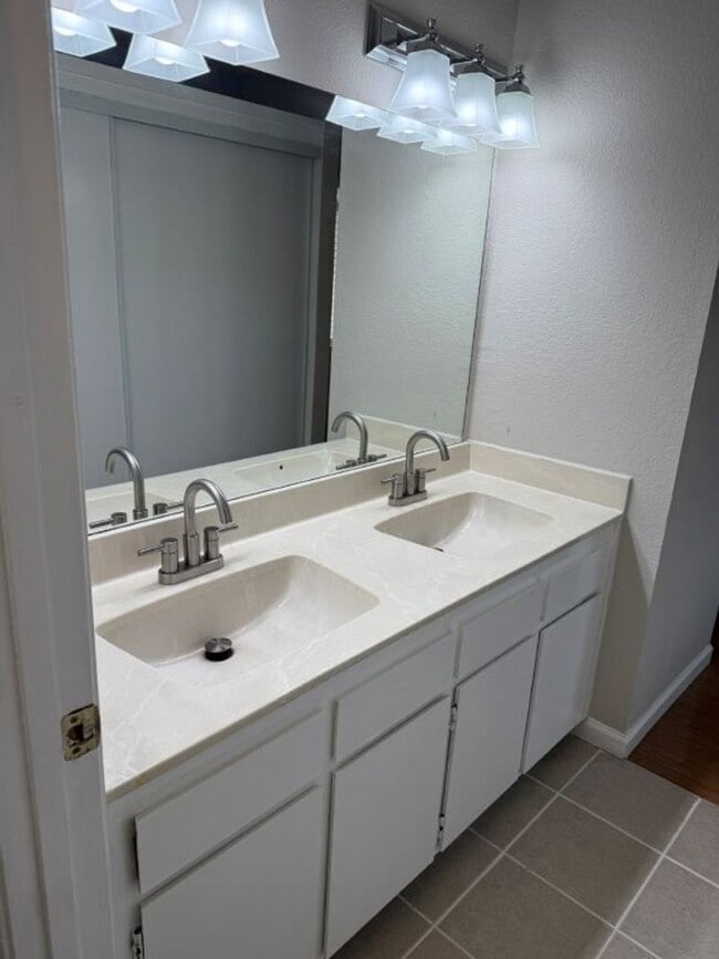 Building Photo - Updated 3 Bedroom 2.5 Bath 2 Story Condo F...