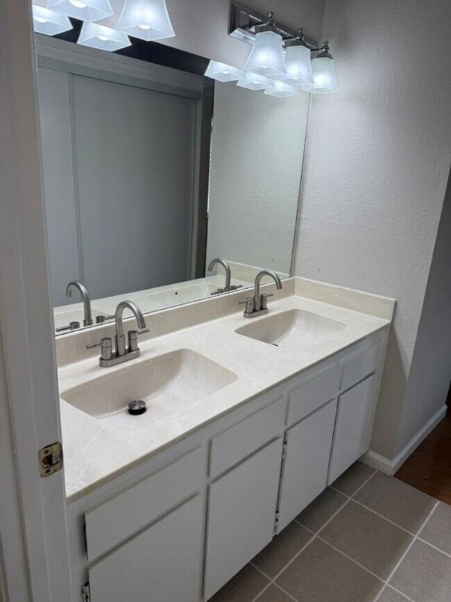 Building Photo - Updated 3 Bedroom 2.5 Bath 2 Story Condo Fairfield *Star Rentals