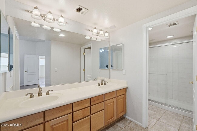 Building Photo - 1747 E Northern Ave