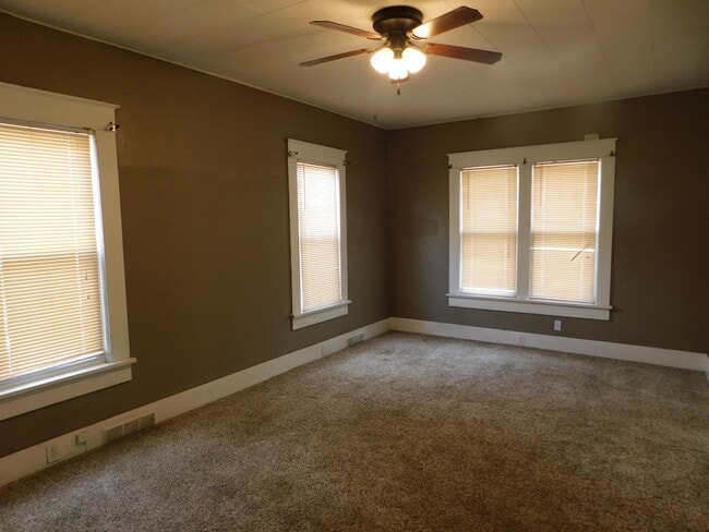 Building Photo - Very charming, large 4 bedroom/2 bath in E...